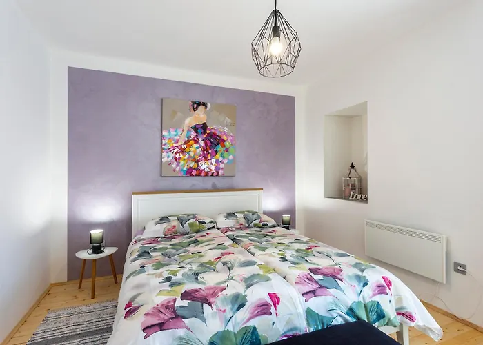Anna In Apartman